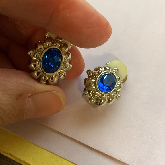 Pretty royal blue and silver tone earrings, clip on style - Picture 4 of 5